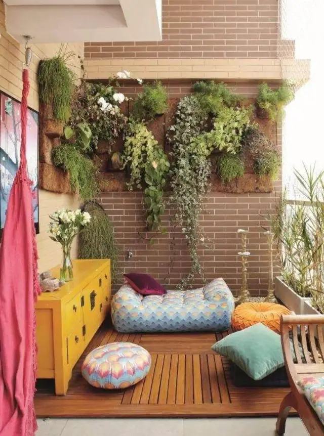 comment créer un balcon confortable balcon cosy plante mobilier couleur 