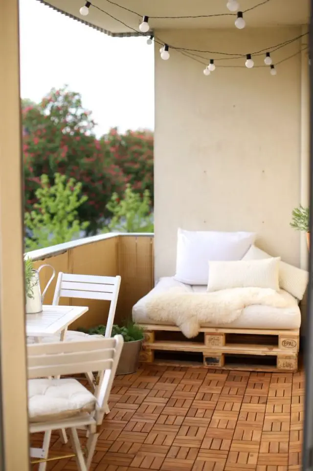comment créer un balcon confortable coin cosy balcon palette blanc recup moderne 