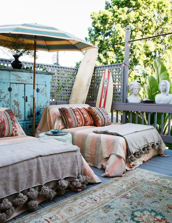Comment créer un extérieur confortable appartement lazy balcon banquette boheme cosy parasol tenture textile