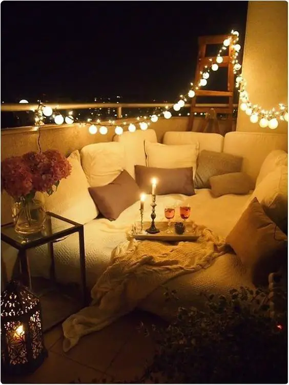 Comment créer un extérieur confortable appartement lumiere deco balcon cosy guirlande canapé coussin