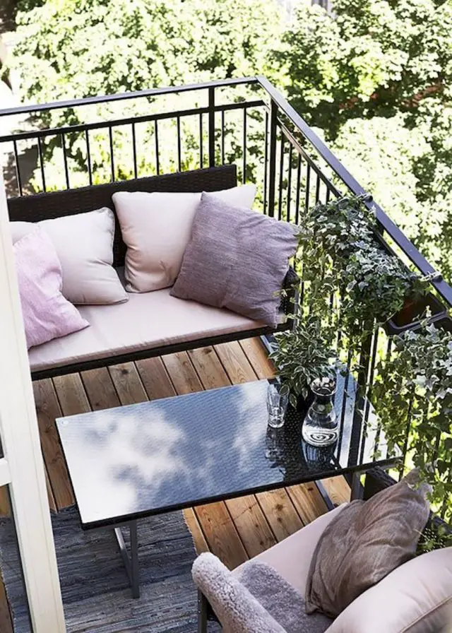 comment créer un balcon confortable petit balcon coussin deco rose balustrade garde corps fer forgé