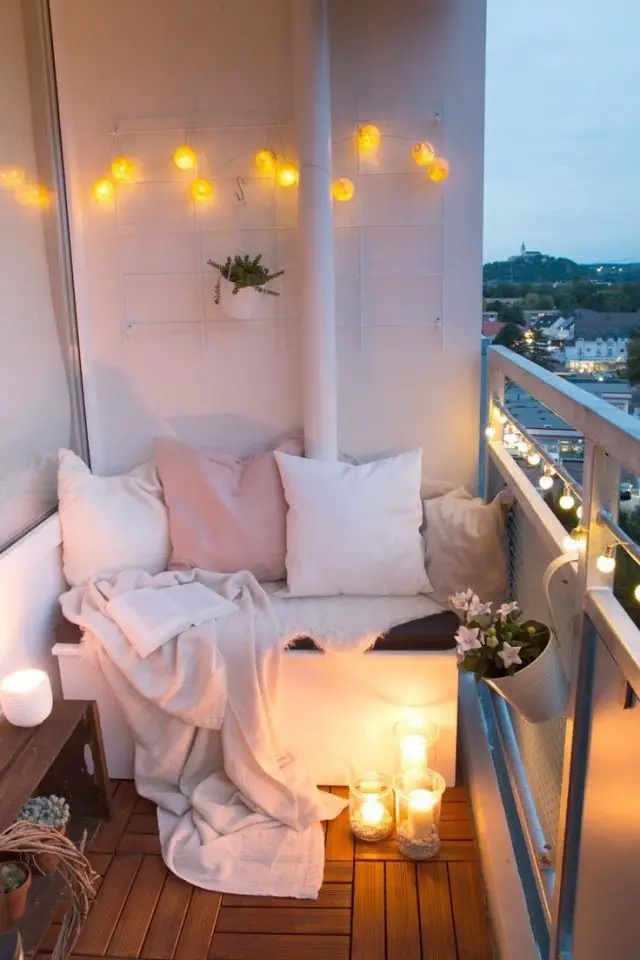 Comment créer aménagement balcon confortable petit espace appartement petit balcon deco cosy feminin canape coussin guirlande