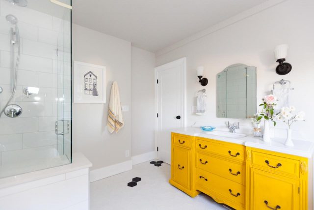 salle de bain deco blanche mobilier jaune