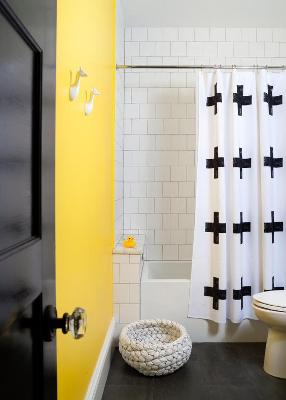 salle de bain deco moderne jaune blanc noir