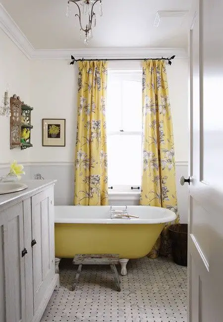 salle de bain decoration blanc jaune classique