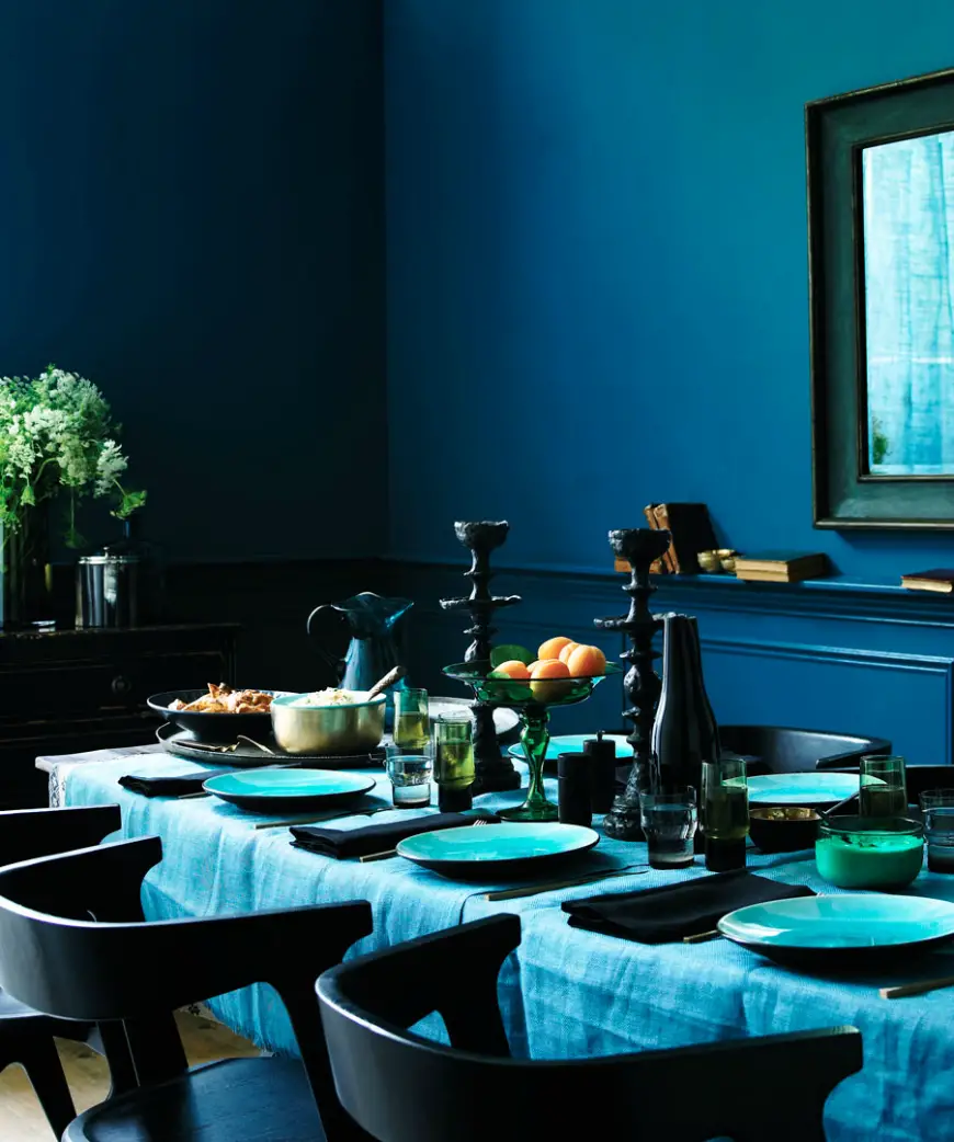 salle a manger decoration bleue vaisselle mur nappe
