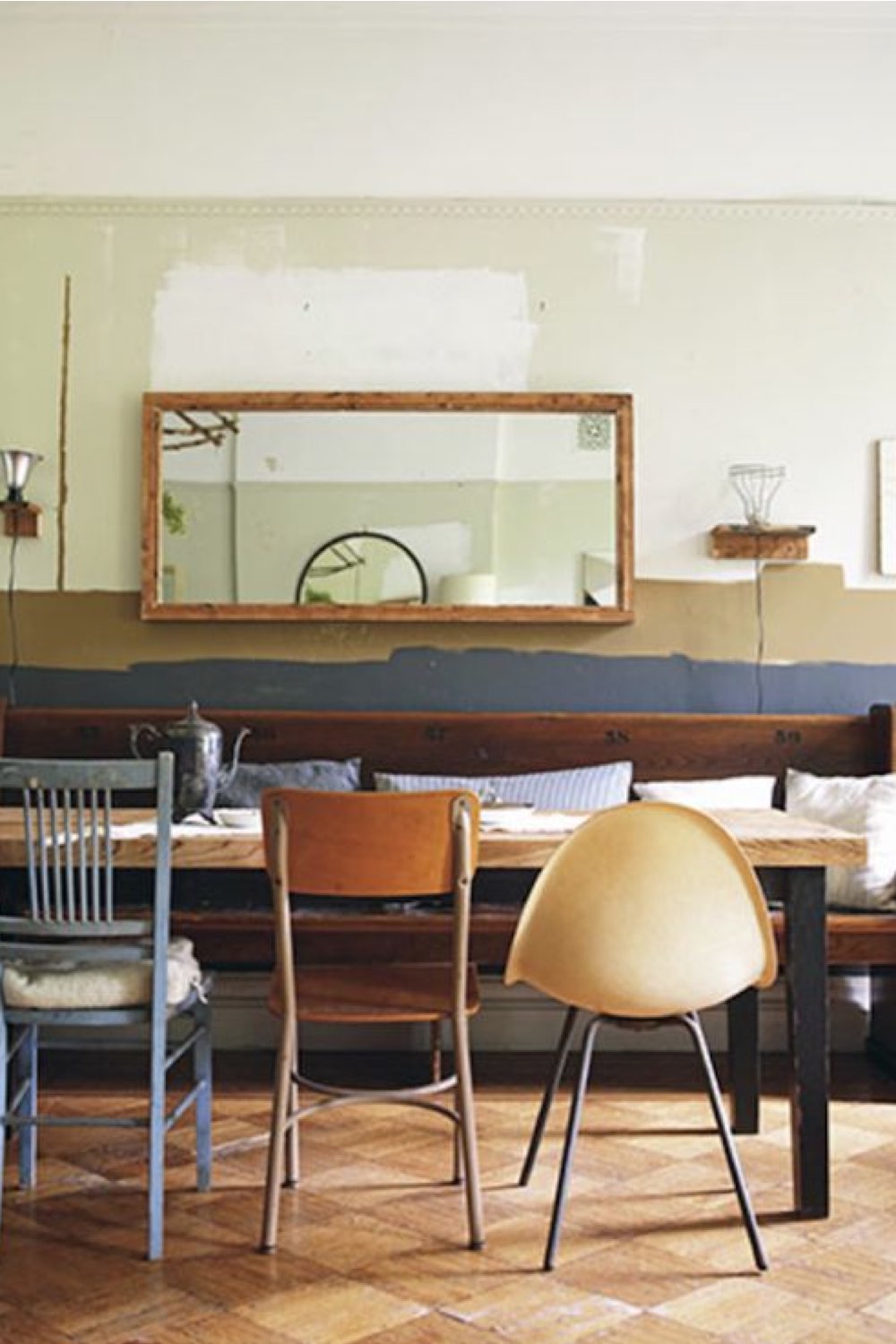 decor salle a manger couleur gris exemple vintage trash wall déco murale originale chaises récup' dépareillée