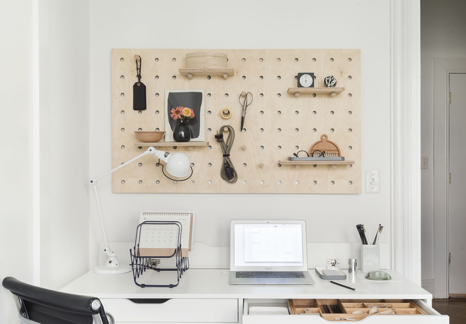 bureau minimaliste et pratique personne creative