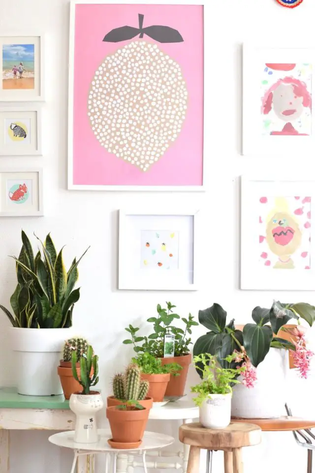 deco murale rose et plantes interieur cadre affiche illustration moderne plantes posées sur meubles