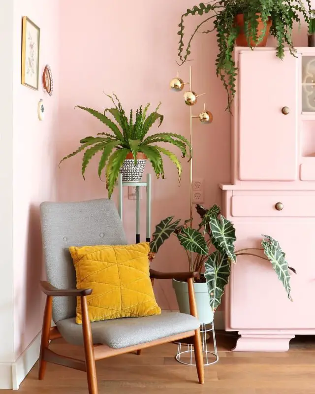 deco retro rose et plante verte fauteuil années 50 mid century mur peinture rose vaisselier récup peint en rose pastel et plantes pour contraste