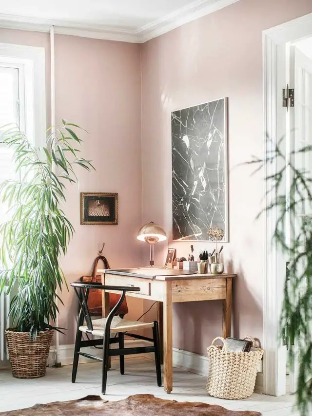 decoration rose et plantes vertes petit bureau en bois chaise design rétro noir 