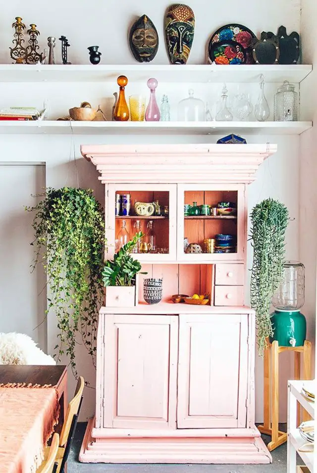 vaisselier deco rose pastel et plantes ambiance bohème moderne colorée lumineux kinfolk