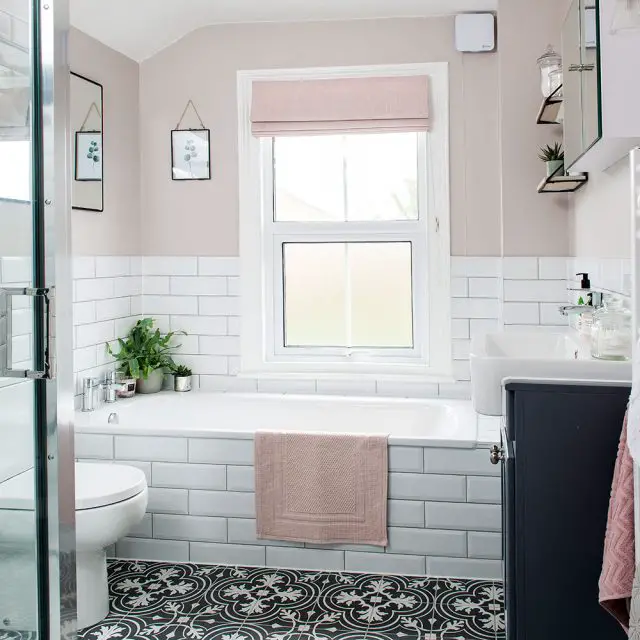 petite salle de bain rose et blanche