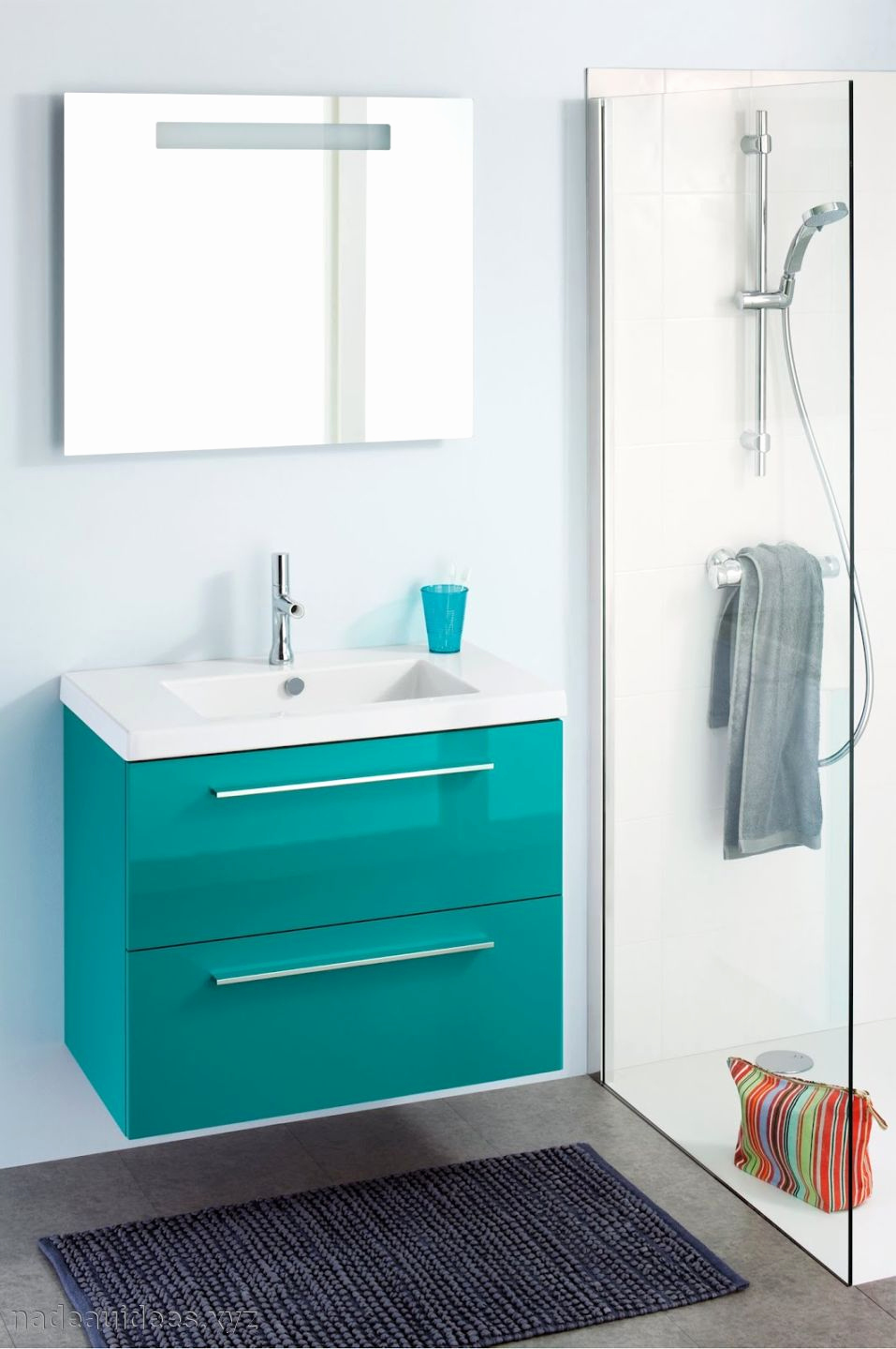 meuble de salle de bain couleur turquoise
