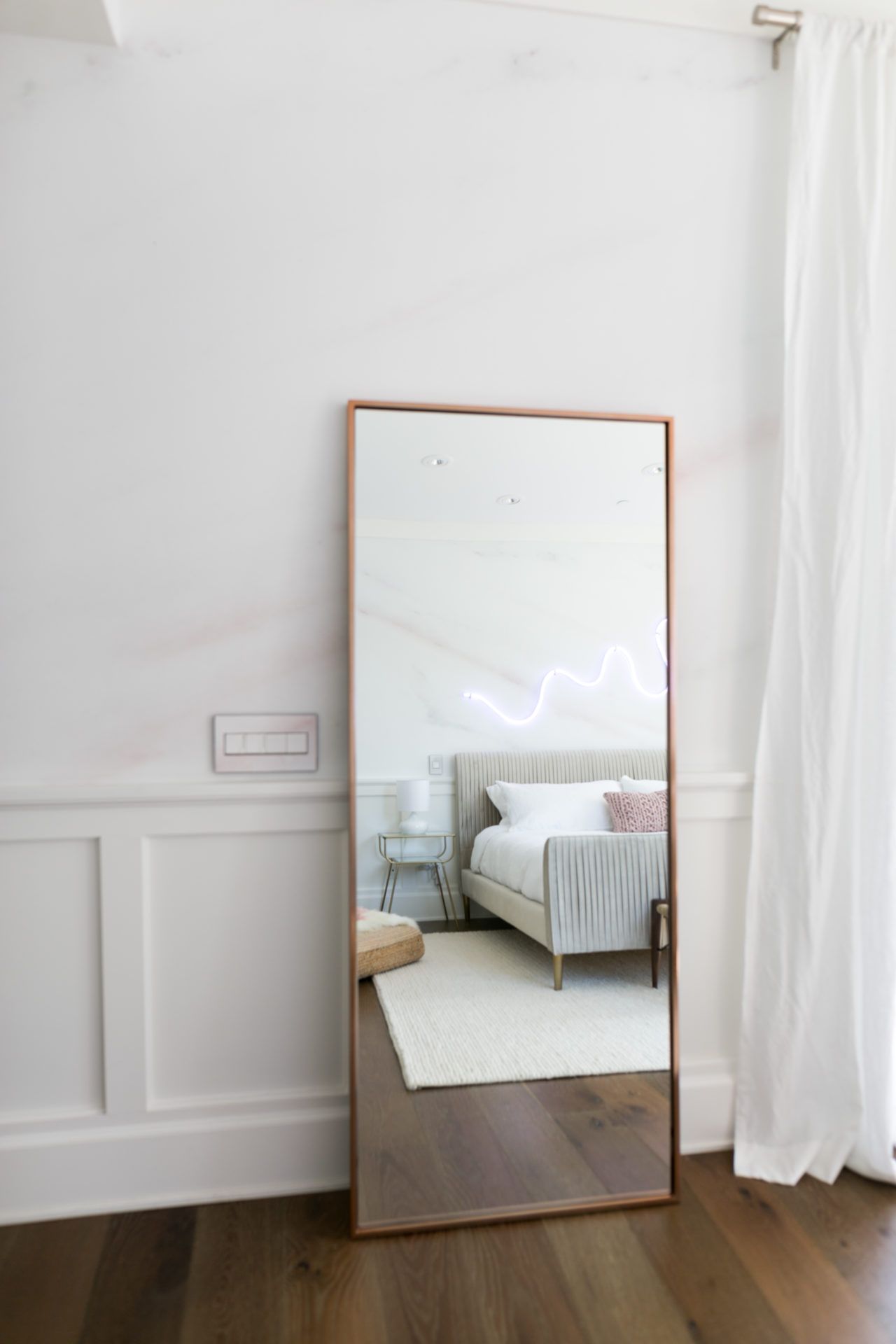 9 manières de décorer avec un miroir - miroir au sol decoration chambre à coucher adulte