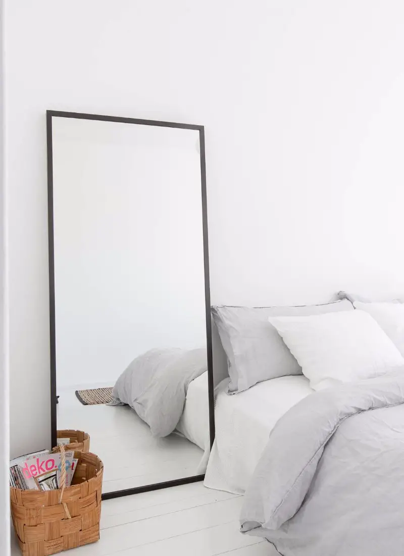 9 manières de décorer avec un miroir - miroir chambre chevet