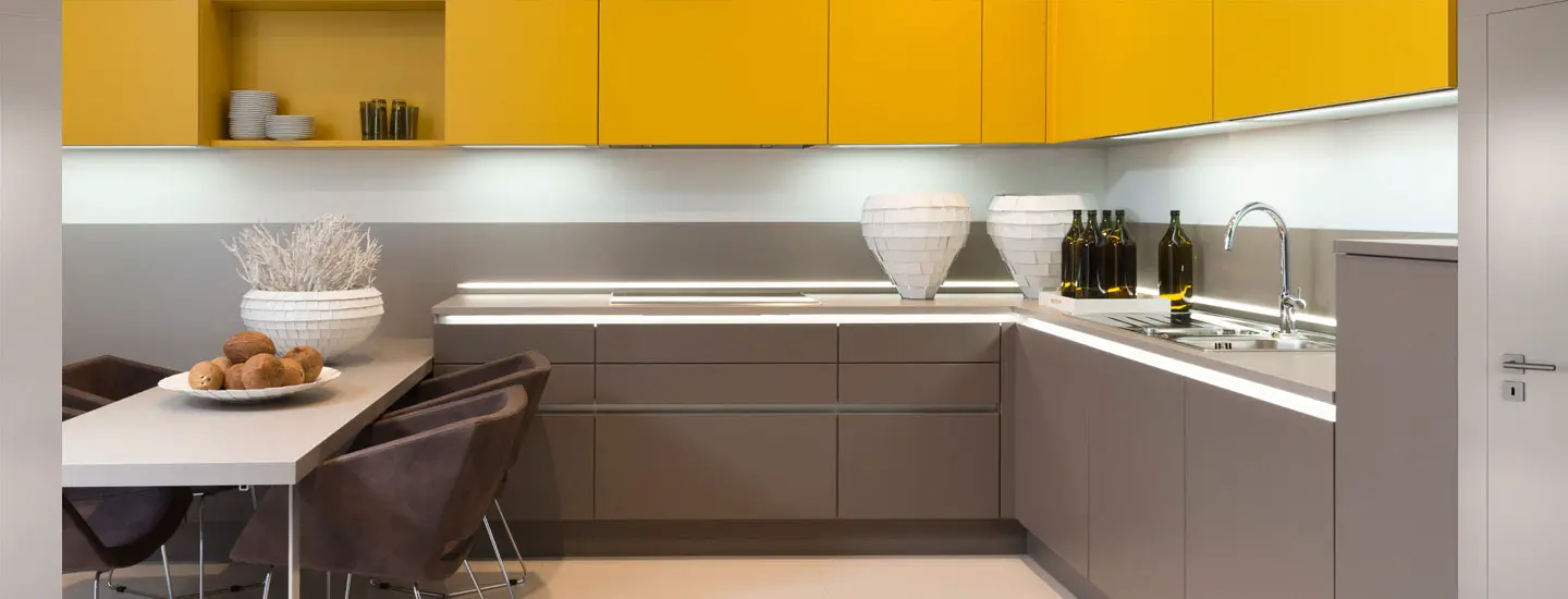 mobilier de cuisine moderne gris et jaune