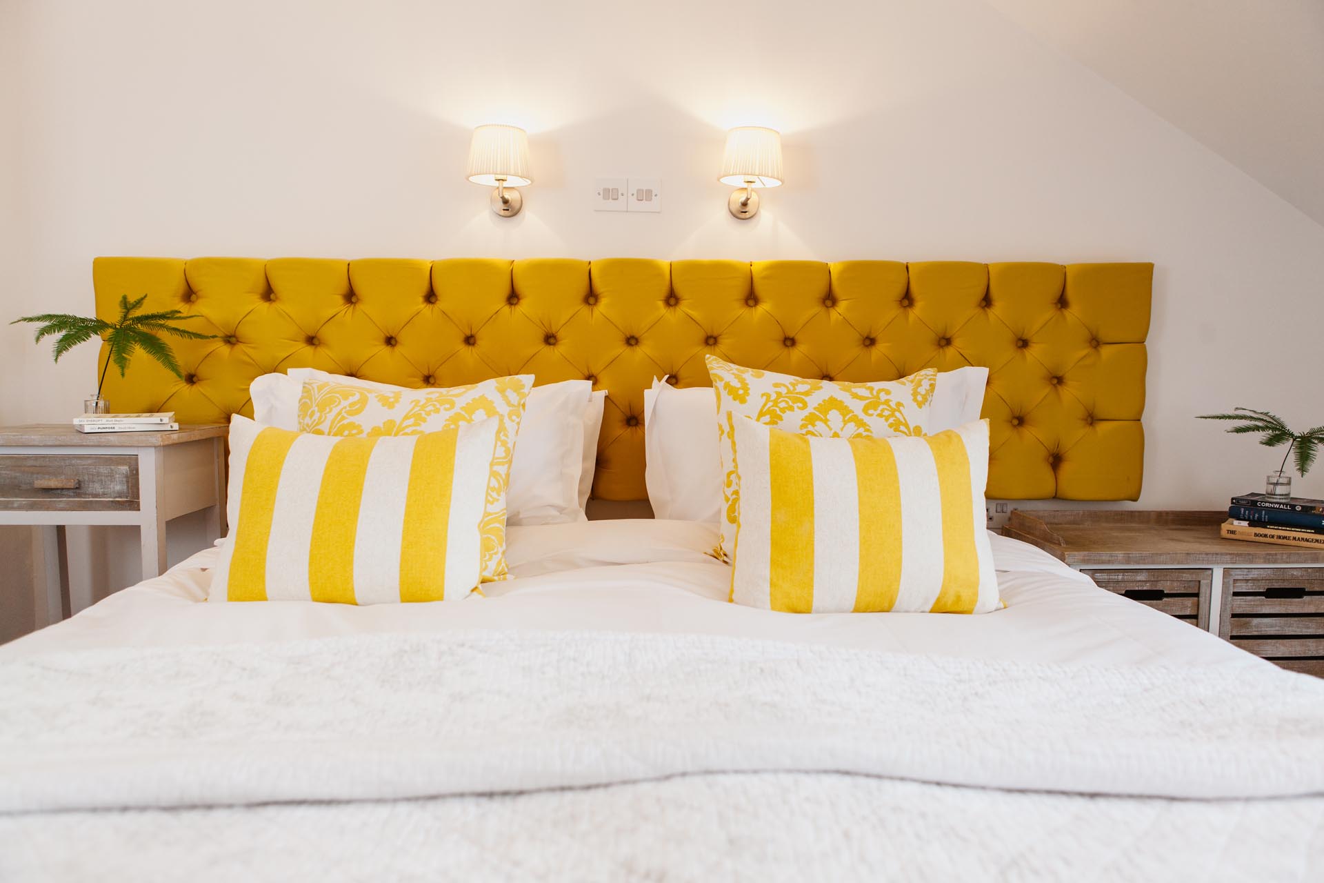 chambre jaune decoration tete de lit