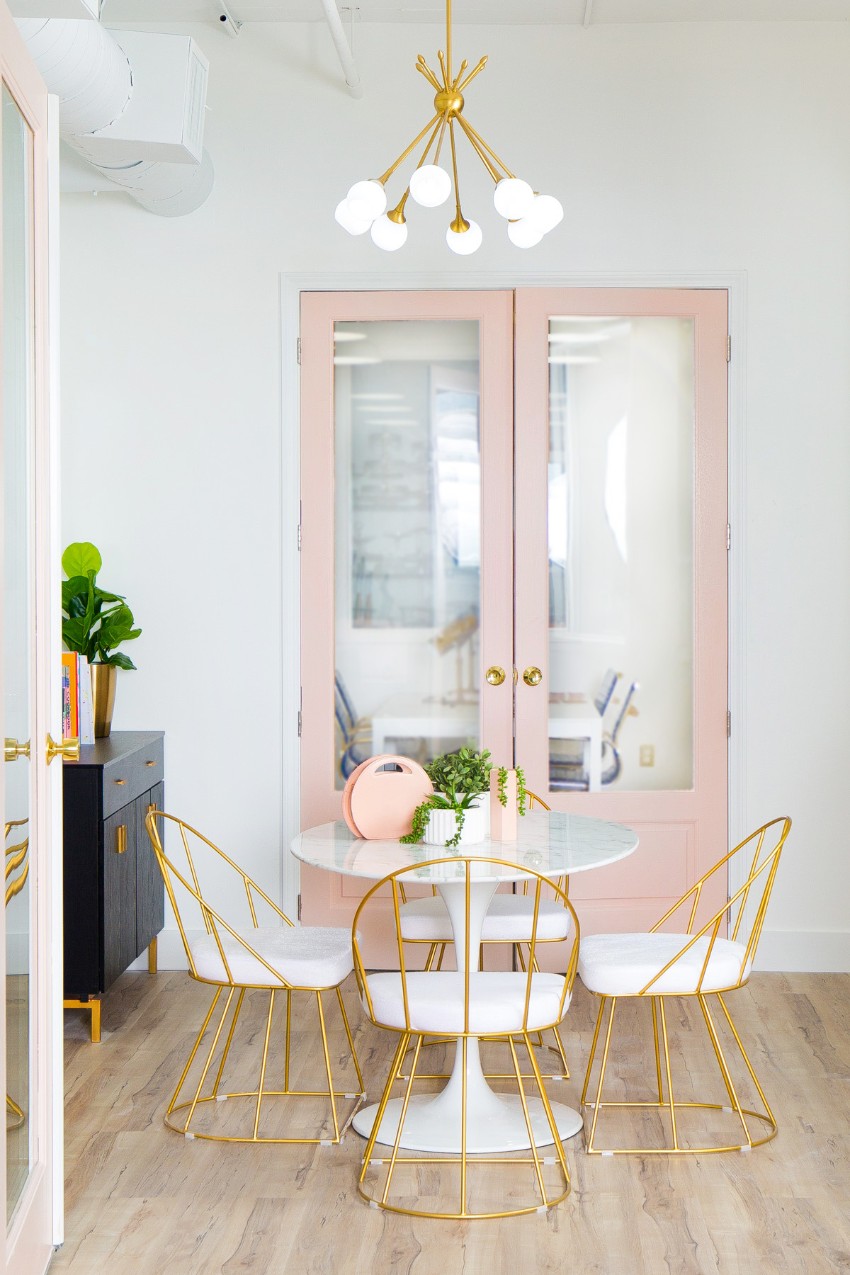 salle a manger elegante et feminine couleur rose blanc or