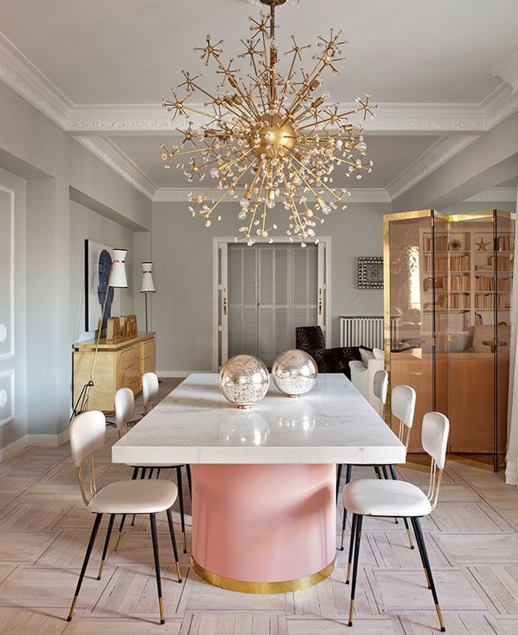 salle a manger elegante feminine rose blanc luminaire or