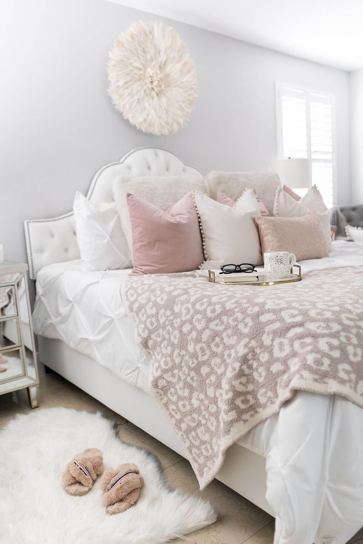 chambre deco elegante feminine coussins