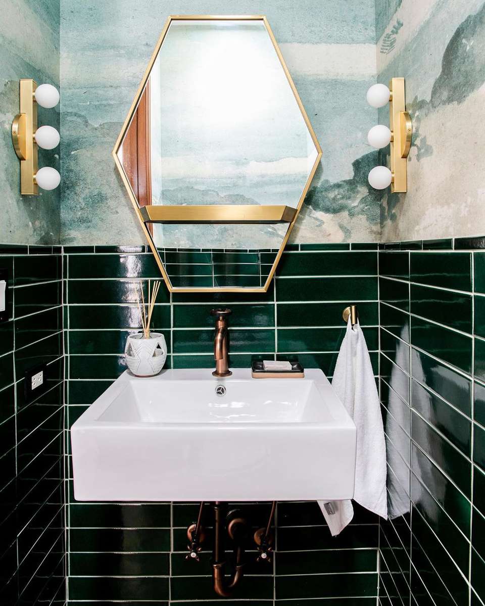 couleur sombre salle de bain carrelage vert