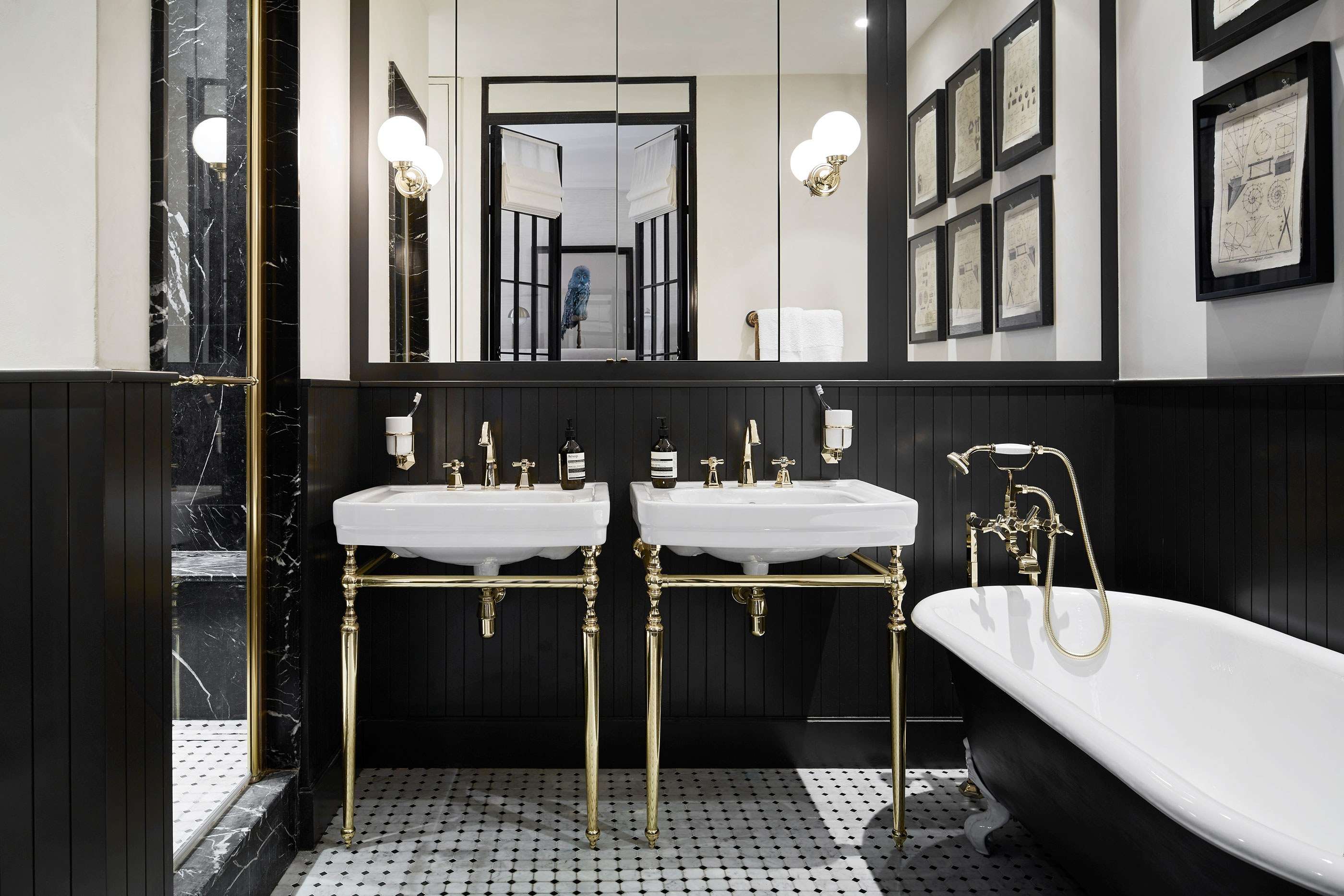 couleur sombre salle de bain noire elegante
