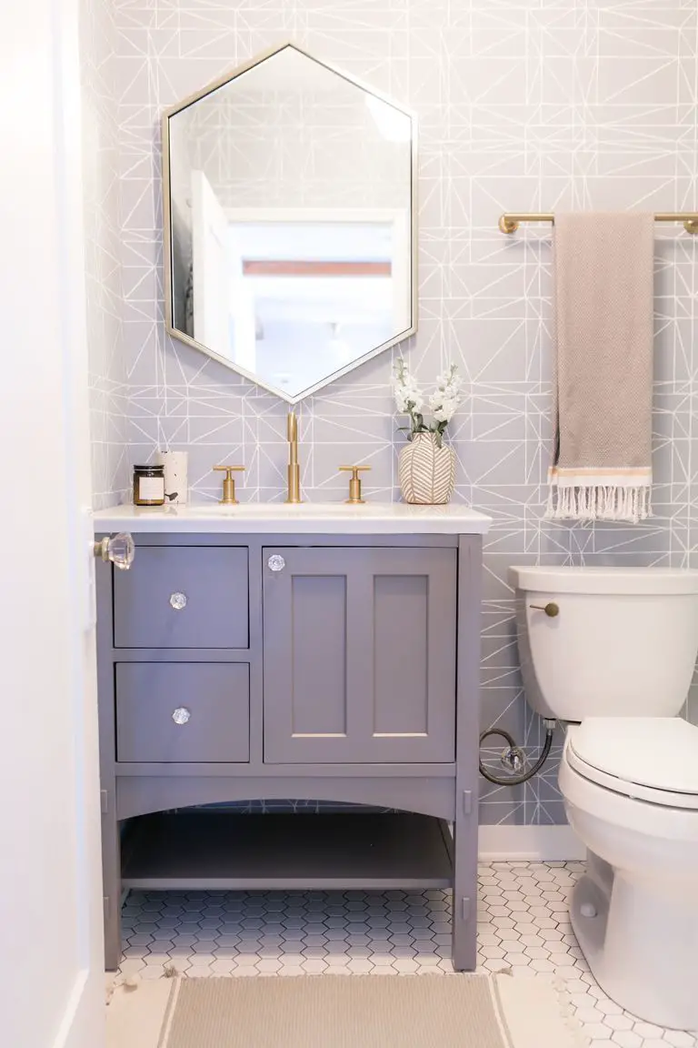 salle de bain feminine et elegante gris miroir