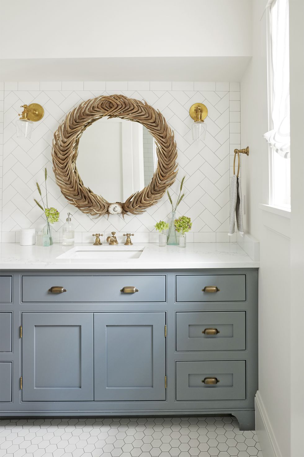 salle de bain feminine et elegante meuble vasque gris