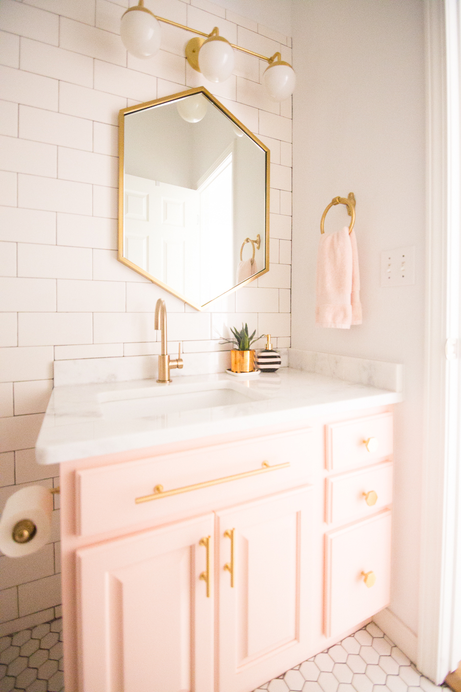 salle de bain feminine et elegante rose et or