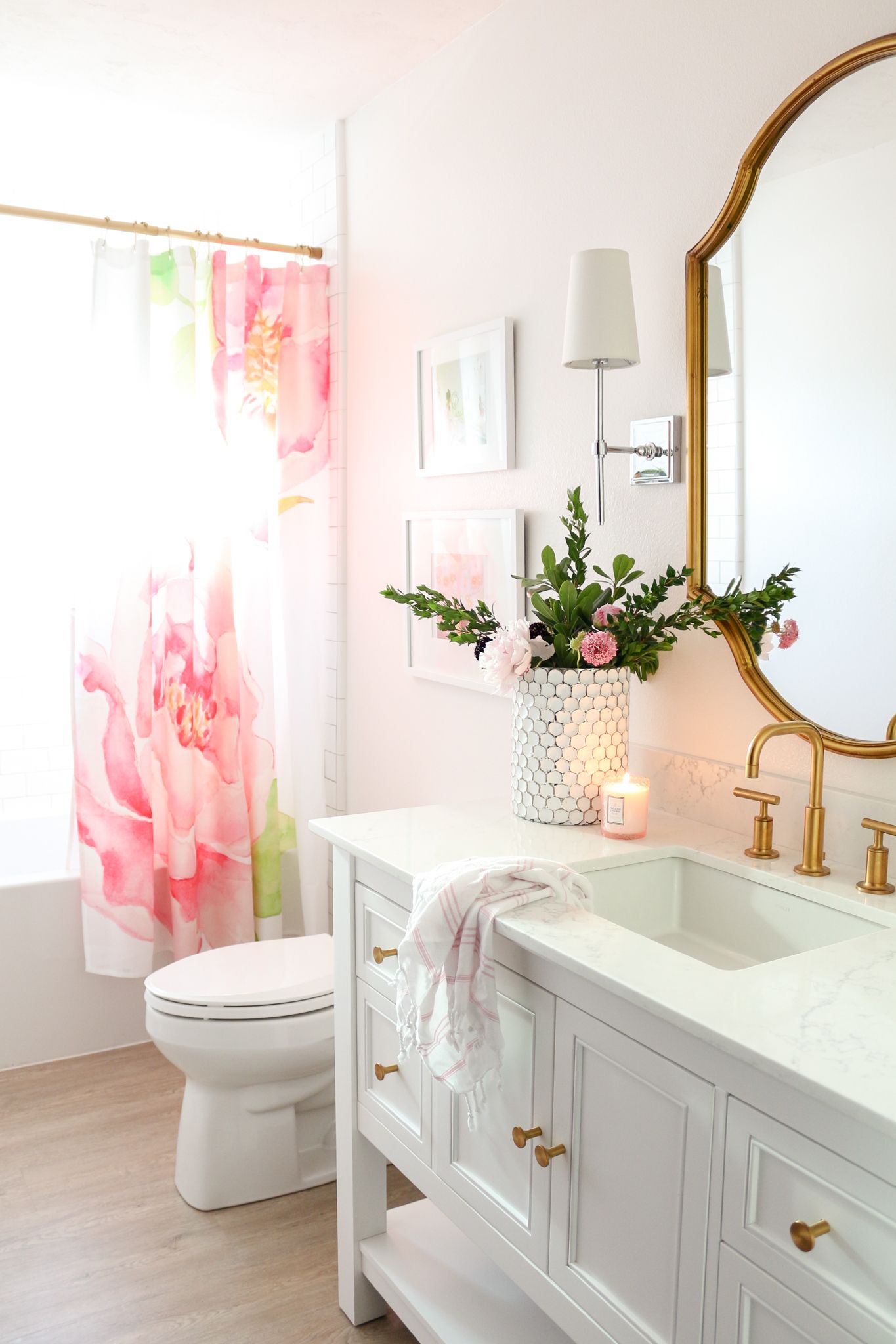 salle de bain feminine et elegante rose pale