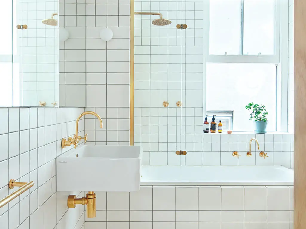salle de bain minimaliste decoration blanc or