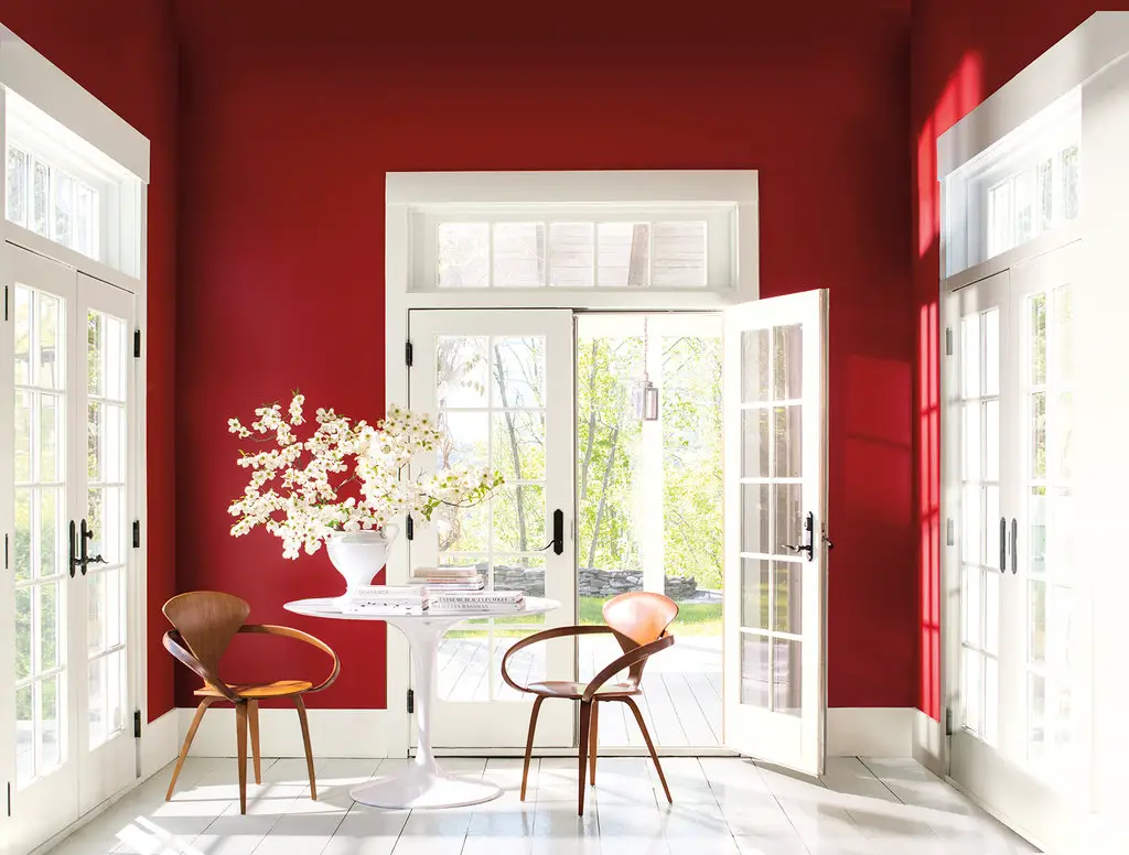 salle a manger couleur foncee rouge intense boiseries blanches