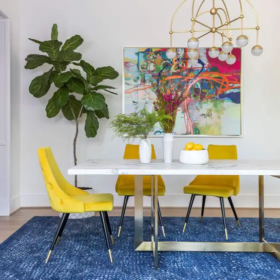 salle a manger blanche chaises jaunes tableau art contemporain