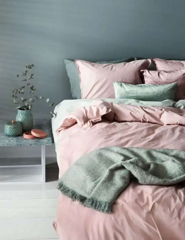 association couleurs vert sauge et rose blush drap chambre