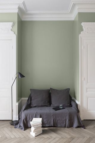 association couleurs vert sauge et gris salon