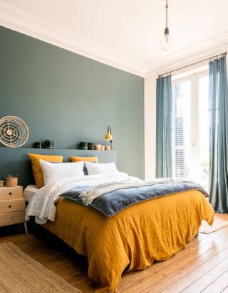 association couleurs vert sauge et jaune moutarde chambre lit