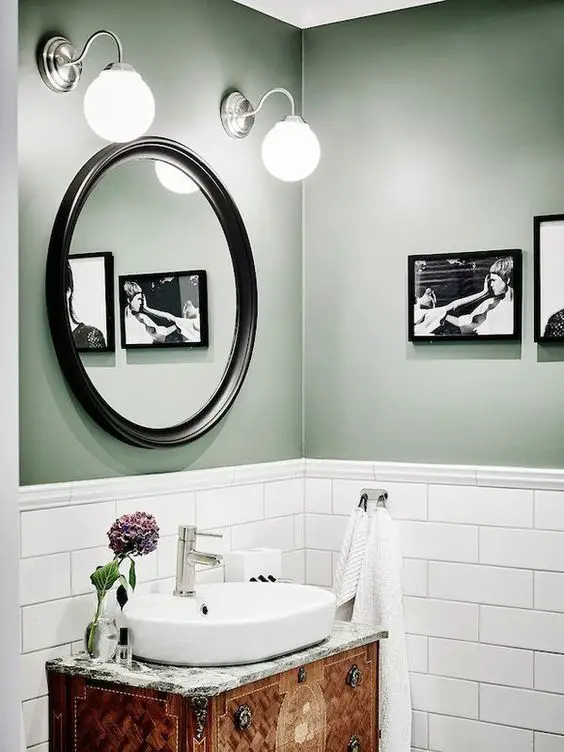 association couleurs vert sauge et noir salle de bain