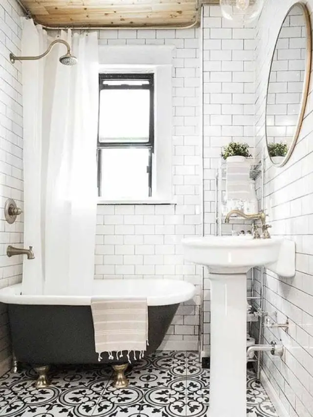 comment utiliser blanc pour decorer salle de bain élégante carrelage baignoire ancienne