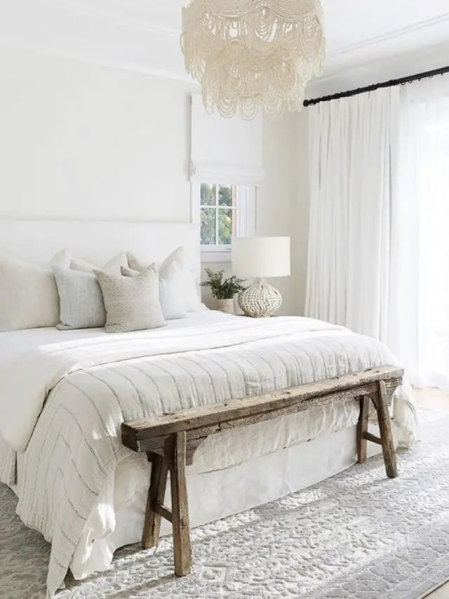 decoration chambre blanche exemple linge de lit blanc et banc bout de lit