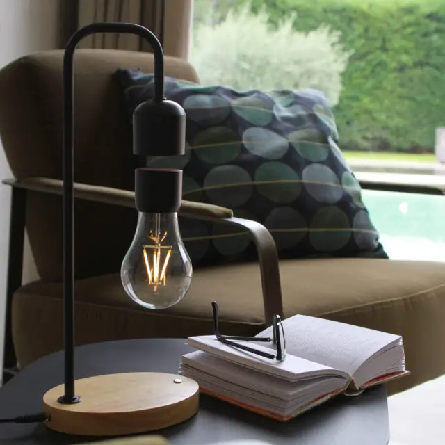 decoration salon lampe a poser design ampoule lévitation magie