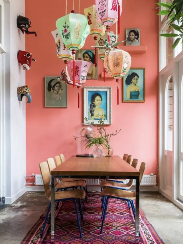 salle a manger style arty exemple couleur rose peinture murale luminaire en papier japonais