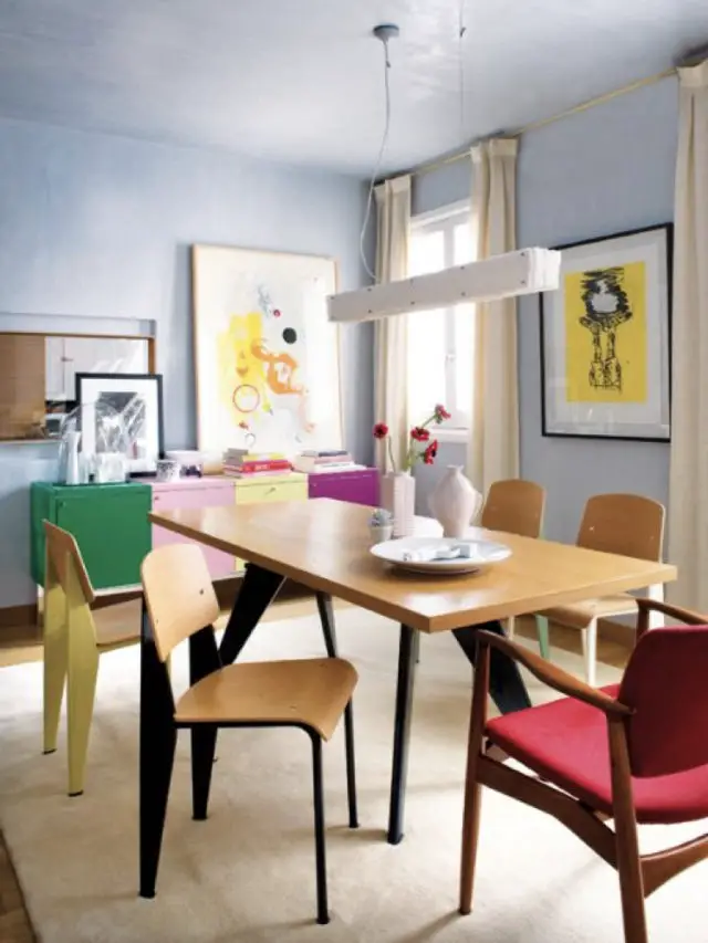 salle a manger style arty exemple chaise design mur bleu claur et illustration jaune