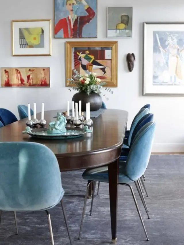 salle a manger style arty exemple chaises design velours bleu tableaux muraux