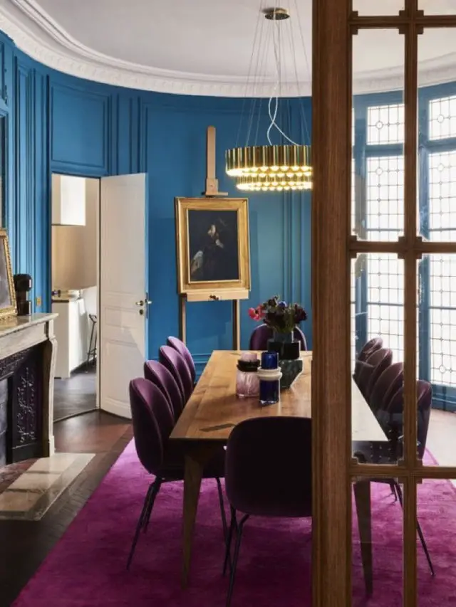 salle a manger style arty exemple couleur bleu et violet contraste moulures classique