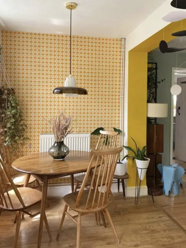 salle a manger style arty exemple papier peint motif années 70 jaune et meuble scandinave vintage