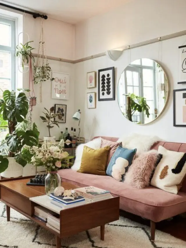 salon lumineux couleur exemple canapé rose venours moderne + miroir rond + plantes 