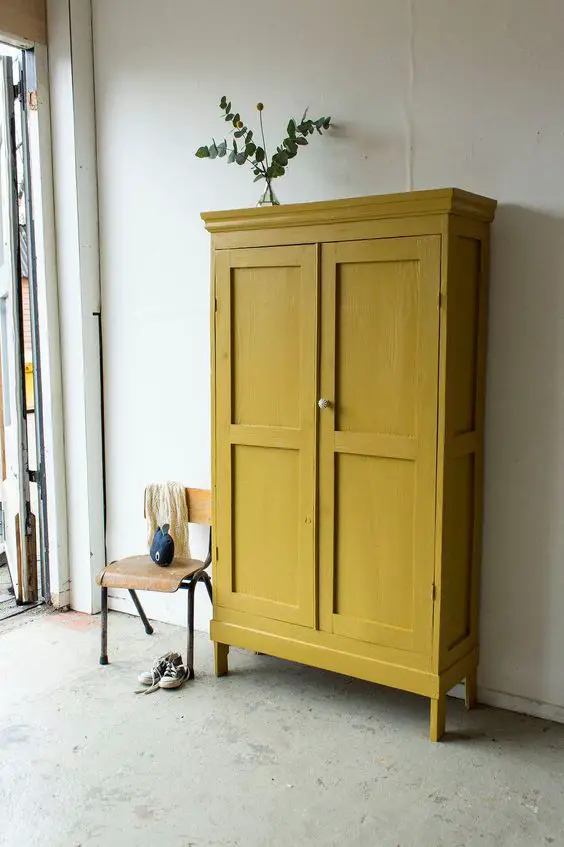 style classique chic armoire parisienne jaune