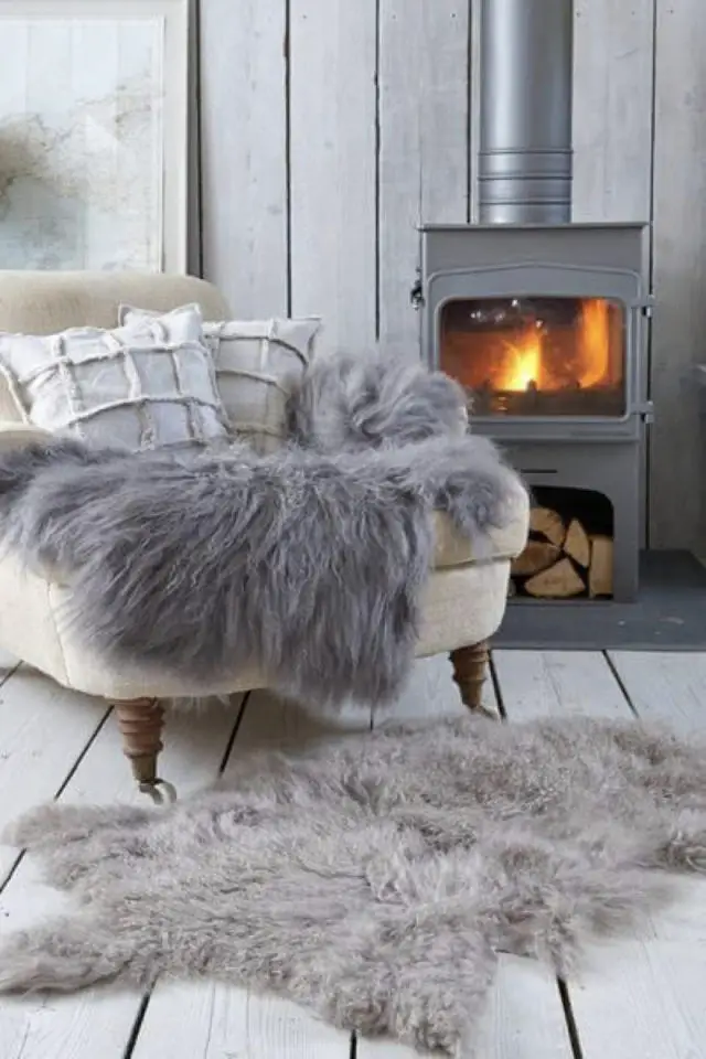 comment creer salon cocooning hiver poele a bois petite taille fauteuil et plaid fourrure