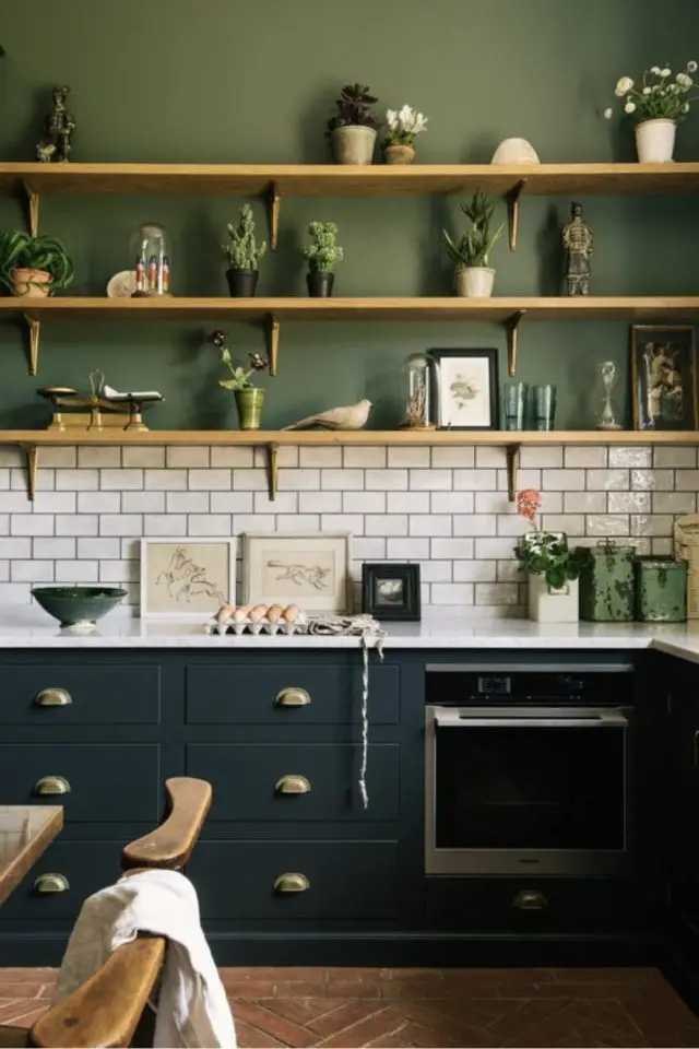 decoration cuisine style nature exemple mur vert sapin meuble vert sombre et carrelage blanc métro